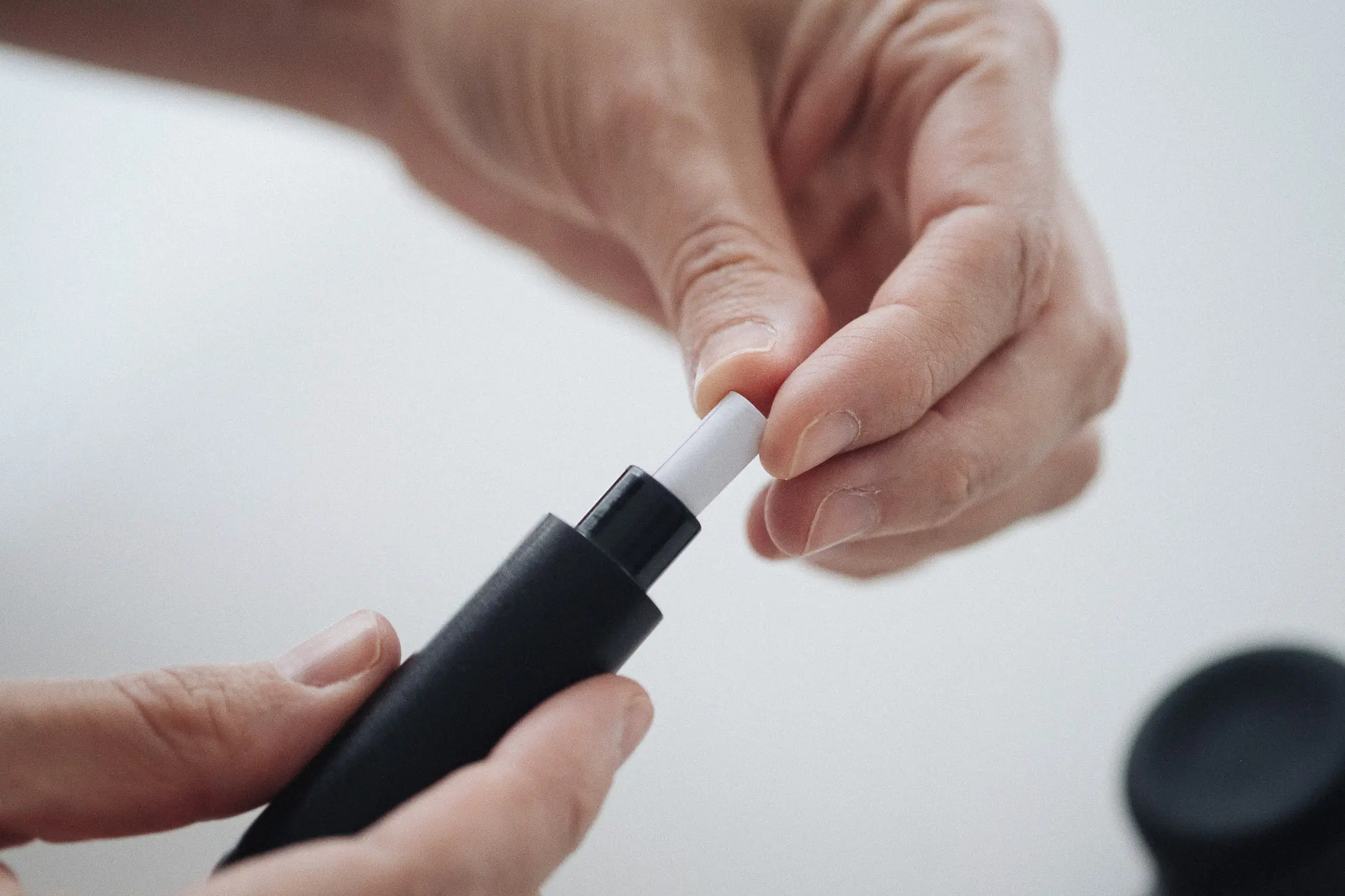 woman taking filter out of handpipe